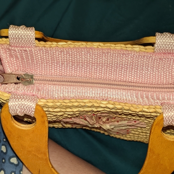 VINTAGE HAND WOVEN STRAW BAG & SALLY HANSEN PRODUC - Picture 9 of 9